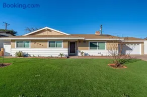 Modern 3 King Beds, Beautiful Large Backyard, WFH, Long Stays, Waterfall, WI-FI, FWY, 25 mins to Beach - Image 3