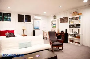 Huge Studio w Full Kitchen W D Parking - Image 3