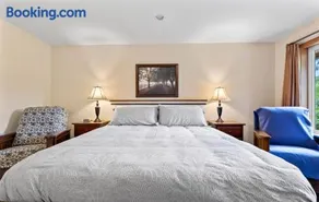 Ackerview Guesthouse Bed and Breakfast - Image 3