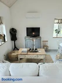 Mysigt hus i liten by nära havet - Image 1