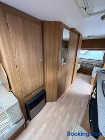 Spacious caravan near the beach - Image 5