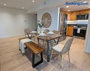 Walk 2min to BEACH! Boho 3-Bedroom BEACH Pad with AC, Patio, Laundry & Mid Size Parking - Image 4
