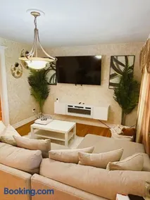 Cozy St Louis Retreat with Office and Gym - Image 1