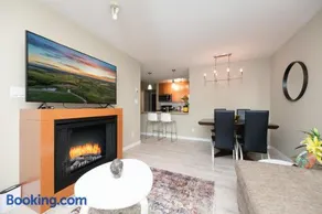 Modern Central Location with Pool Sauna & Jacuzzi - Image 5