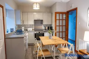 Cozy Town Centre Apartment - Image 2