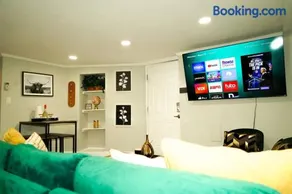 Modern 1BR Unit with Free Parking Walk to Metro - Image 1