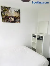 Beautiful 4 Bedroom 2 bathroom House close to city centre - Image 1