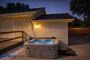 10 Min to Ste Genevieve Hot Tub & Fire Pit - Image 2