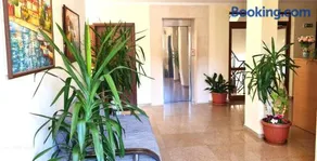 Summer Breeze Apartments - Image 1