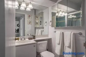 14th-Floor Condo in Downtown Seattle W/ City Views, Shared Rooftop Deck & WiFi - Image 3