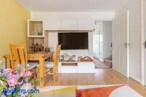 Cosy modern retreat 3 Bedrooms home with parking Essex - Image 4