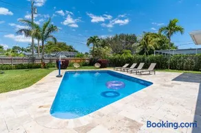 Hollywood Paradise Luxury 4BR 3BA Home and Outdoor Fun with Heated Pool - Image 1