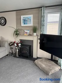 2 Bedroom Villa - Lakeside Holiday Park - Image 3