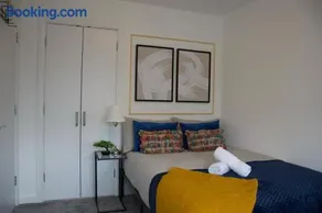 Elegant & Modern 3 Bed Home With Private Parking - Sleeps up to 8 - Image 4