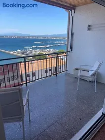 Appartement Roses 4 couchages, pied de la plage, balcon, vue panoramique, parking, serviettes de bain, linge de maison - Image 1