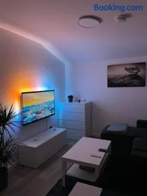 Modern Comfort in Central Hamburg 3 Room Apartment - Image 2