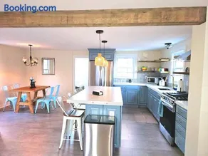 Cozy Coastal Cottage - Image 3