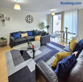 Modern Luxury City Centre Apartment Prime Location - Image 1