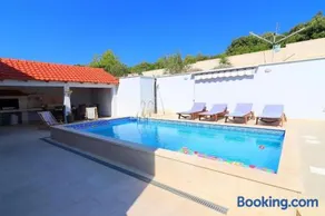 Cozy Sea View House with Pool - Image 3
