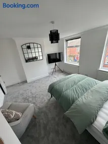 Spacious Private Room with TV in Shared House - Image 2
