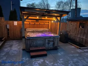 Elite Upper Deck Suites l Lake front with hot tub - Image 1