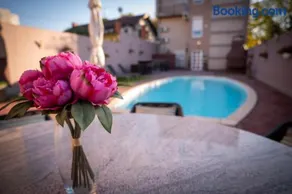 Penthouse Secret Rose with pool, jacuzzi, sauna, private garage, entry with pin 0-24h - Image 1