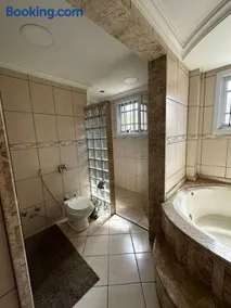 apartamento em bairro nobre suíte com ar condicionado e banheira com hidromassagem - Image 2