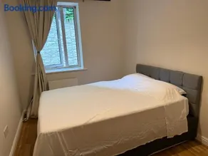 Bright En-Suite Room with Free Parking and bus links - Image 2