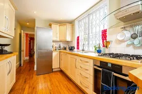 AVAL Elegant 2 bed near Hampstead and Camden, sleeps 4 - Image 5