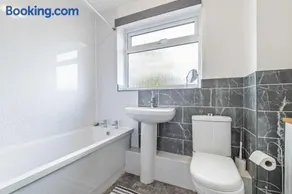 Leominster 3-Bed House, Parking, Garden, Contractor Friendly - Image 2