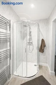 4BR Executive Accommodation with Private Parking Fast Wi-Fi - Image 3