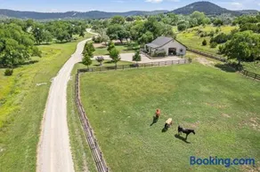 Josietta's Hill Country Hideaway - Image 3