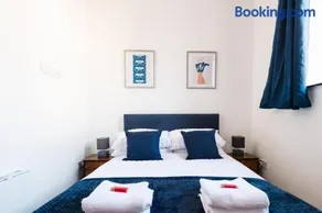 Stylish Town Centre Suite by Traboule Properties LTD - Image 3