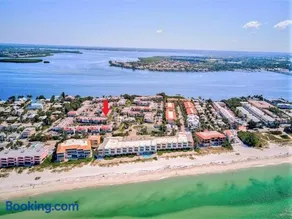 Resort Style Condo by the Beach with Heated Pool at Runaway Bay - Image 4