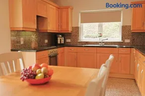 4BR Home with Stunning Harbour Views in the Heart of Kllybegs - Image 2