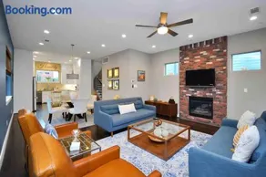Downtown Gem with Skyline Views, Garage Parking, only 10 minutes from NRG and Med Center! - Image 3