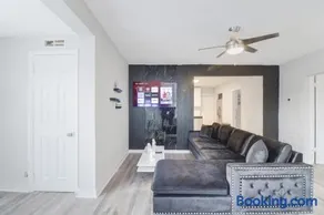 Spacious and luxurious home centrally located between Miami and Ft. Lauderdale - Image 5