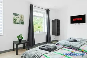 Stanion Luxurious 3 Bedroom Modern House Northamptonshire, Double, Twins, Single, Free Parking, Free Wi-Fi, Pets, Up to 8 Sleeps, 4 Smart TVs - Image 4