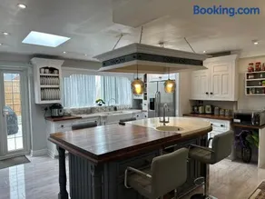 Walsall - 4 Bedroom House, Free Wi-Fi, Spacious Garden, Sleeps 9 - Image 3