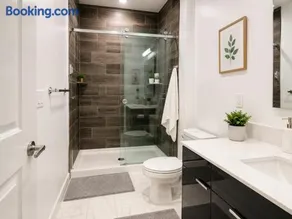 Room with Private Bath Free Parking Easy Access NYC - Image 3