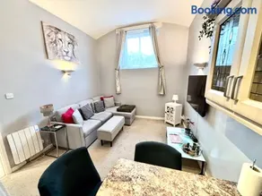Cosy County House apartment with free private parking Sleeps up to four guests - Image 1