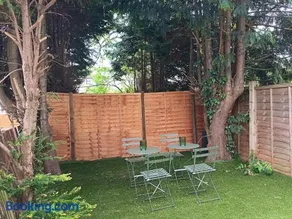 Large 6 Bed 6 Bathroom House - Ideal For Families, Large Groups, Contractors & Business Travellers - Image 2
