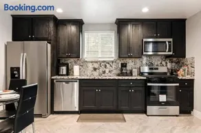 Modern 3 Bedroom Home Near SoFi Stadium LAX and Downtown LA Comfortable Stay Sleeps 6 - Image 2