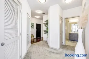 Luxury Downtown Crown Apartment - Image 4