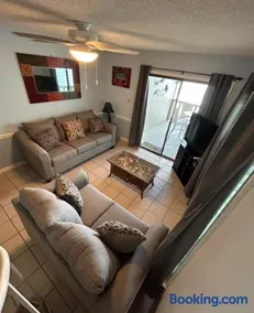 3 bedroom walk to garden city pier - Image 2