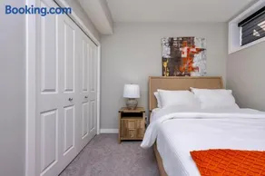 Modern 2BR Suite Near CTrain - Image 1