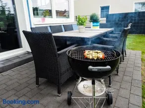 Exklusive DHH - HAUSTIERFREI - SAUNA - KAMIN - OstseeLagune Zingst, strandnah, 3 SZ, 2 Bäder, Glasfaser, Garten mit Südterrasse, E-Ladesäule, 2 Stellplätze, Strandkorb, Fahrradschuppen, Waschmaschine, Trockner, Nichtraucher, allergikerfreundlich - Image 2