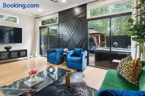 Black House - Downtown Elegance with HotTub and King Beds - Image 2