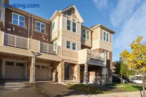 Opulent Chic Town Home in the Heart of Oakville - Image 1