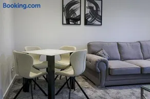 Serviced Apartment near Prestwick Airport with Private Parking - Long Stays Available - Image 3